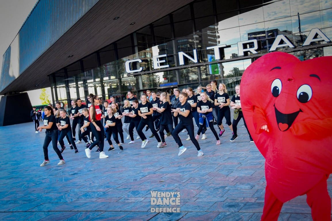 Optreden Op Rotterdam Centraal Voor Stichting Medisol Wendy’s Dance & Defence